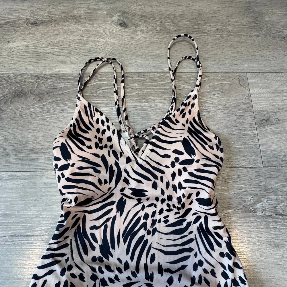 Shade & Shore Animal Print Lace Up Back One Piece Swimsuit Medium M